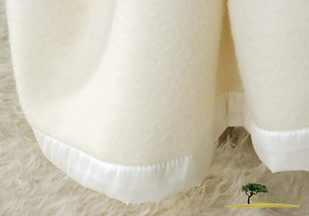 Wohnen & Accessoires GmbH & Co. KG Kaschmirdecke Mongolia wollweiss Seidenband 150x200cm Wollweiss 1