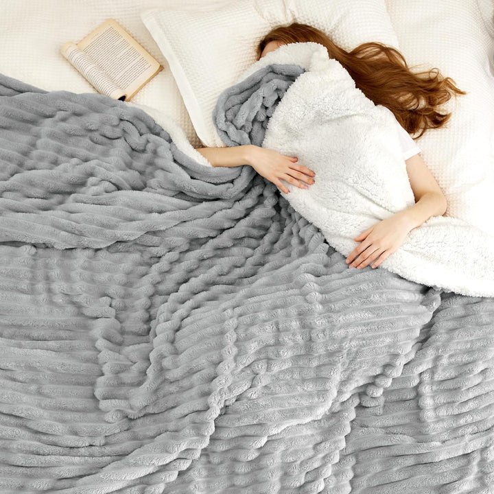 BEDSURE Sherpa Decke Hellgrau - Warme Dicke Kuscheldecke Flauschig, Sofadecke Couchdecke Winterdecke