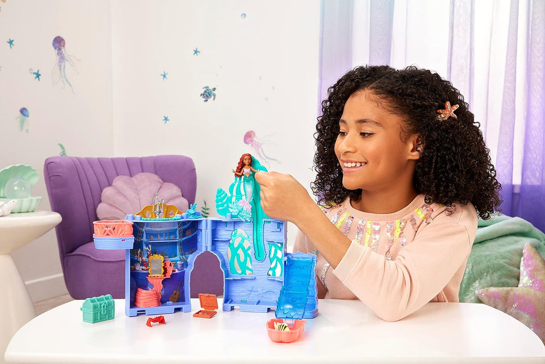 Mattel DISNEY Storytime Stackers - Spielset "Arielles Grotte" mit stapelbarem Puppenhaus, kleiner Me
