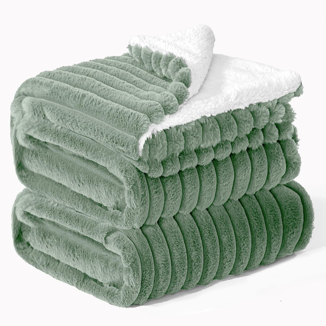 BEDELITE warme Decke Sherpa Kuscheldecke Flauschig Salbeigrün XXL 220x240 | dicke Deko Fleecedecke,