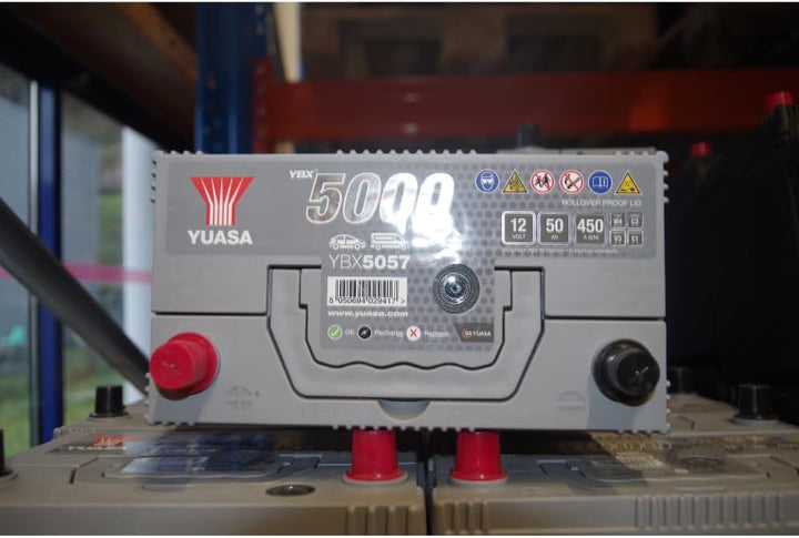 Yuasa YBX5057 Hochleistungs-Akku, 12 V, 50 Ah, 450 A, silberfarben
