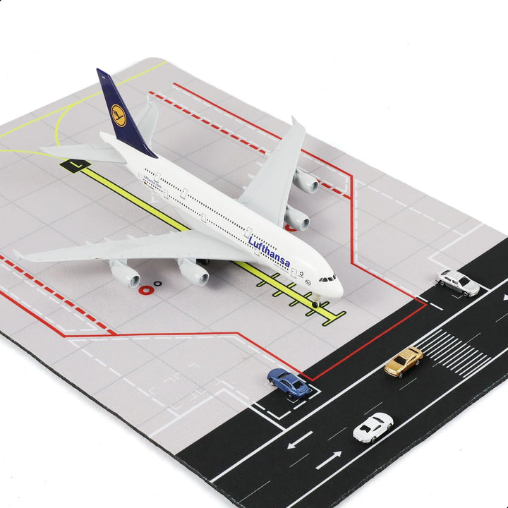 1/300 A380 Flugzeugmodell für Lufthansa mit Gummiflughafenmatte und 5 Autos für Diecast Metall Flugz