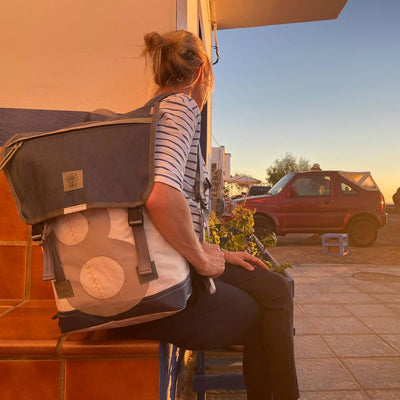 360° Grad Rucksack Landgang gross aus Segeltuch, Segel weiss-blau, Zahl hellgrau Gurt grau