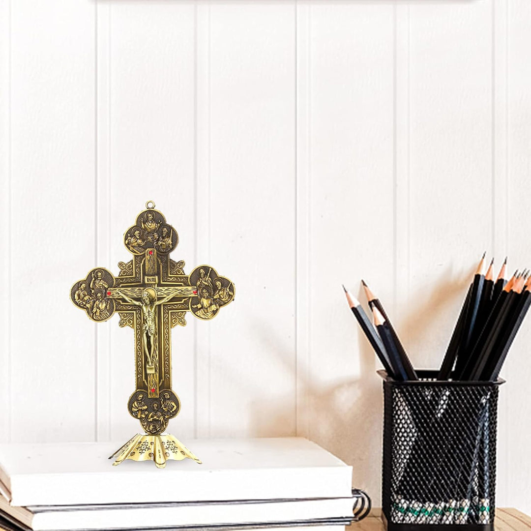 Stehendes Kruzifix, Fürbitte, Wand- und Tischkreuz, Kruzifix mit Eingelegtem Rotem Vintage-Metallmat