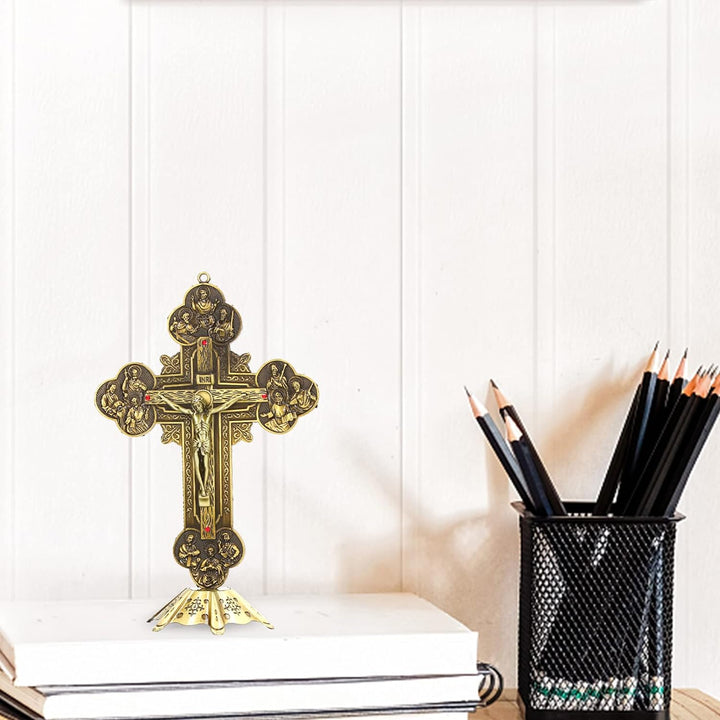 Stehendes Kruzifix, Fürbitte, Wand- und Tischkreuz, Kruzifix mit Eingelegtem Rotem Vintage-Metallmat