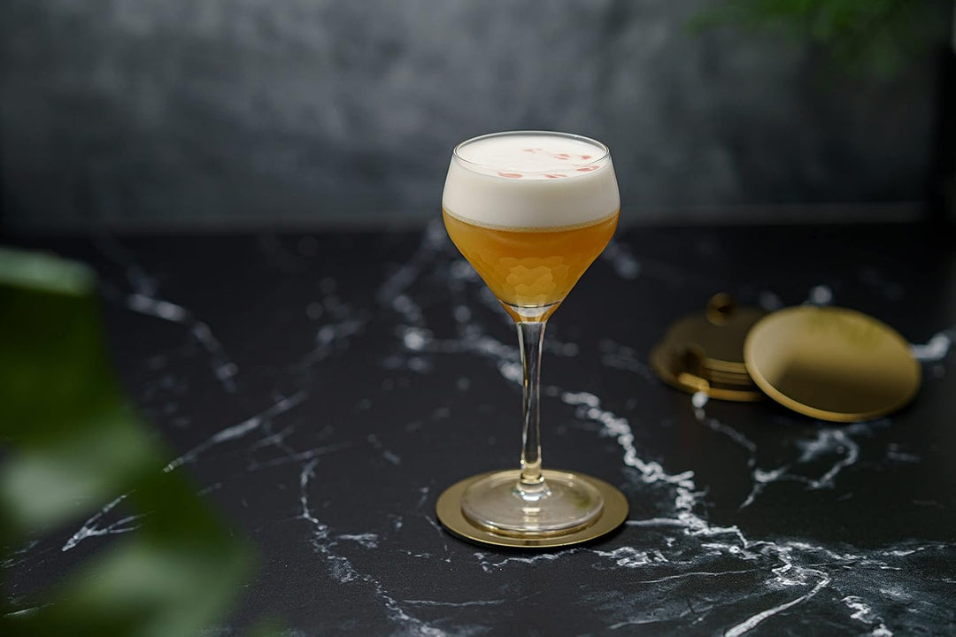 Amehla x The Educated Barfly Collection Coupe Glas mundgeblasene Tropfen-Cocktailglas Nick and Nora