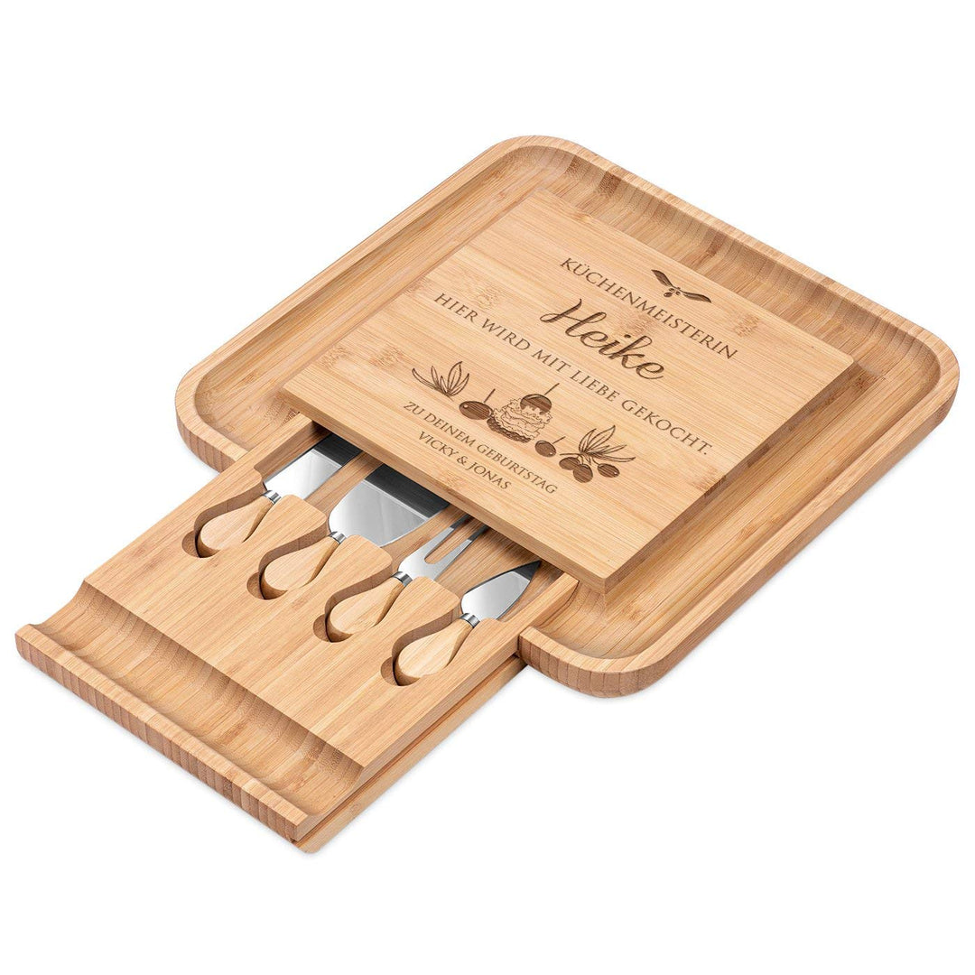 Maverton Käsebrett Servierplatte mit Gravur + 4er Käsemesser Set - aus Holz - 34x34cm - Geschenke fü