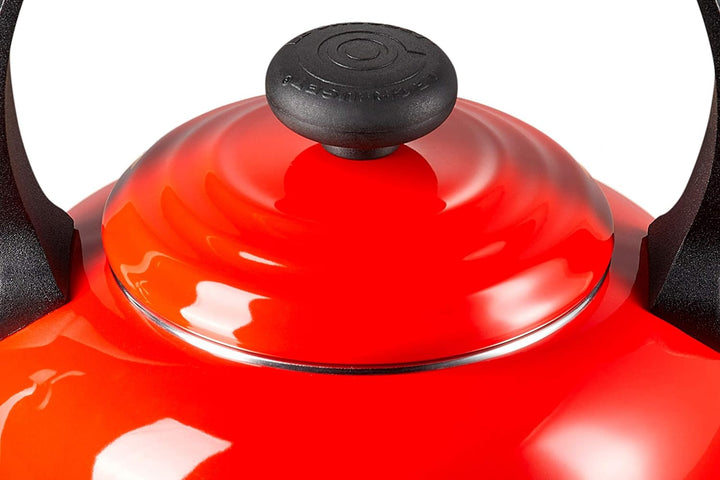 Le Creuset Wasserkessel Tradition, Füllmenge: 2,1 l, Emaillierter Stahl, Kirschrot, 92000800060000,