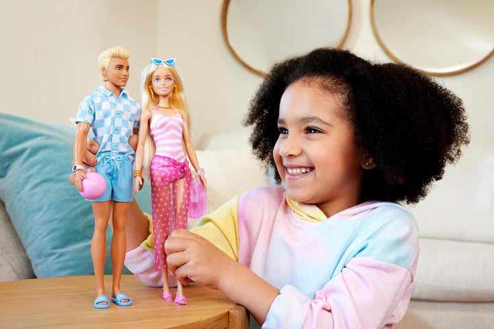 Barbie Ken - Blonde Puppe mit blauem Hemd und Badehose, Strand-Accessoires und Wasserball für kreati