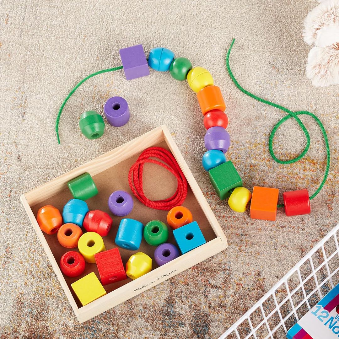 Melissa & Doug Fädelspiel mit Holzperlen für Kinder ab 3 Jahren, grosse Perlen in verschiedenen Form