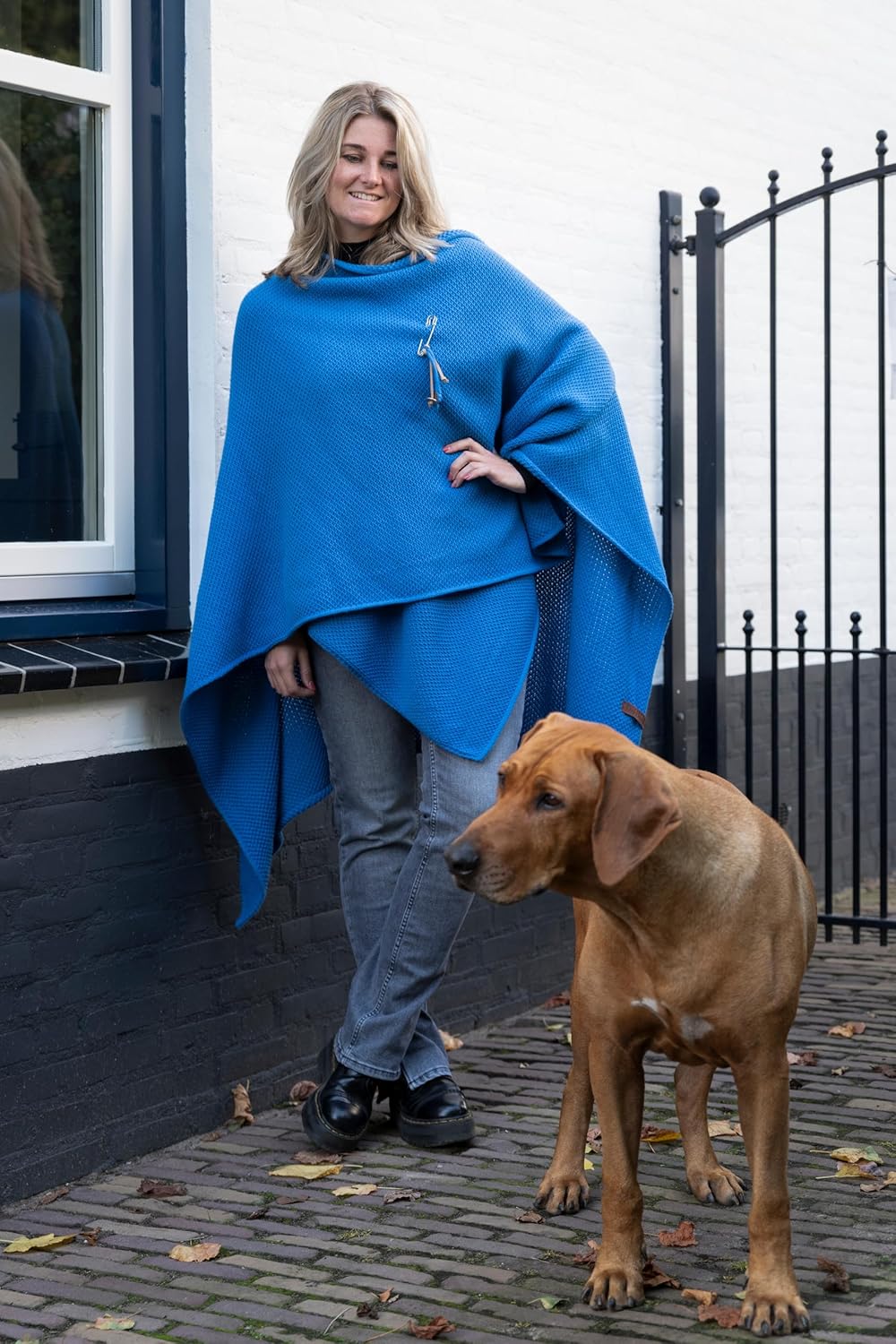 KNIT FACTORY - Jazz Poncho - Elegant Gestrickter Damen Cape - Wickelschal mit Wolle - Hochwertige Qu