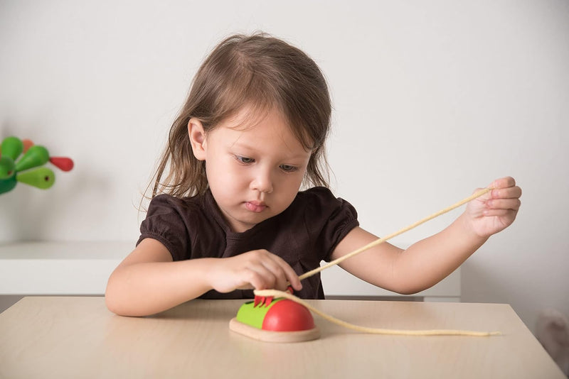 PlanToys Schnürschuh aus Holz für Kinder - Schnürsenkel Binden Lernen Kinder - Holzspielzeug zum Sch