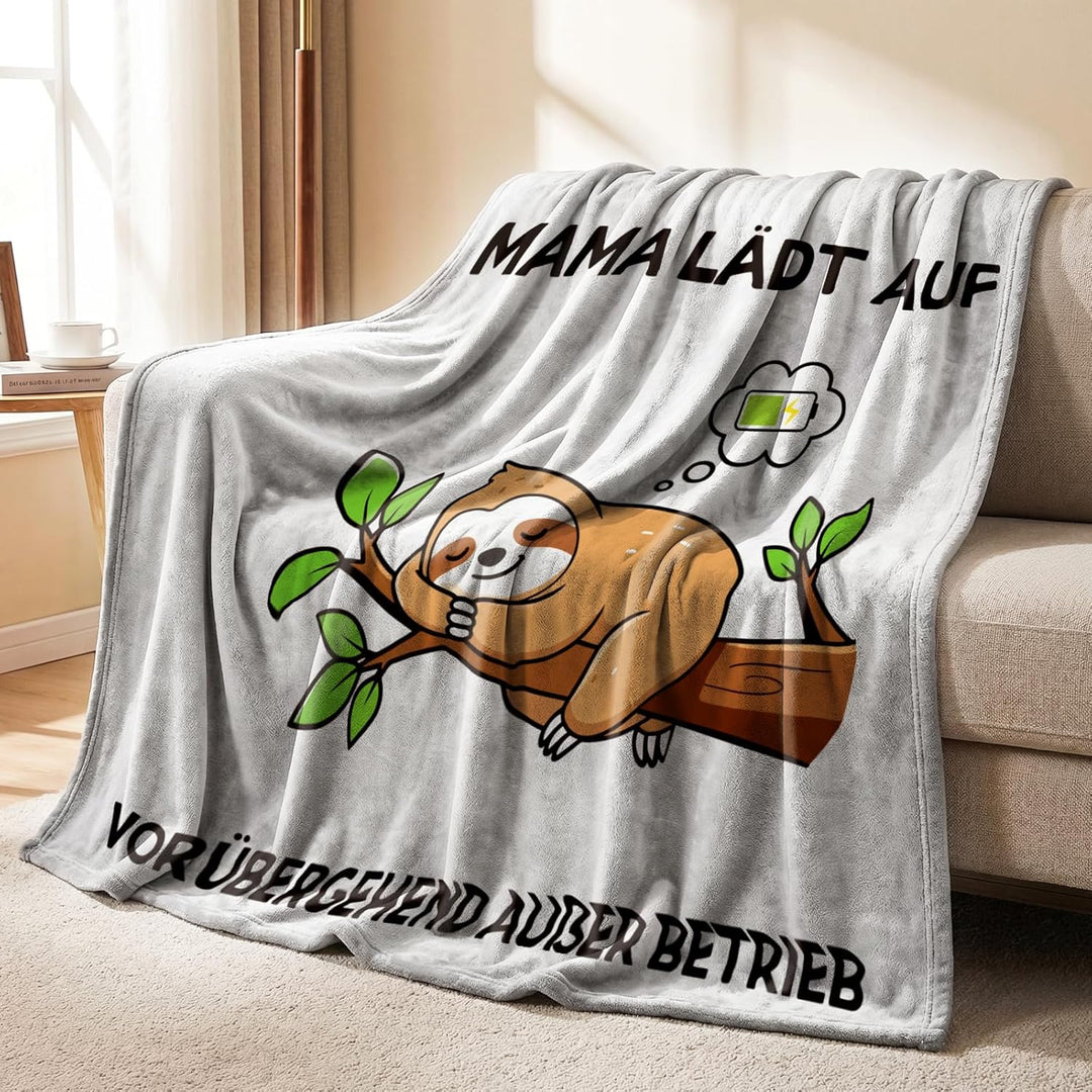 Muttertagsgeschenk Set für Mama – Kuscheldecke mit Spruch „Mama lädt auf“, Duftkerze, Socken, Grussk