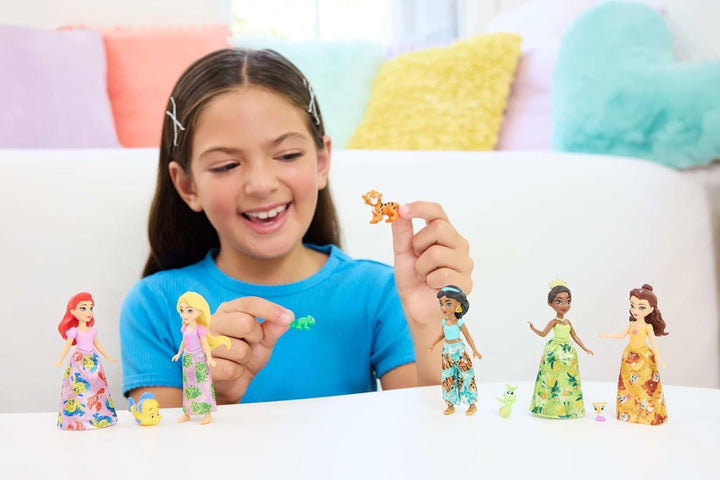 Mattel Disney Princess und Freunde Set mit 5 beweglichen kleinen Puppen mit abnehmbaren Röcken oder