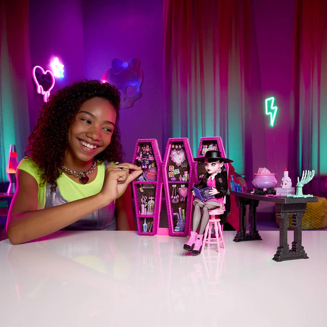 Monster High-Spielzeug und Accessoires, Secret Potion Room Draculaura-Spielset mit niedlicher Fleder