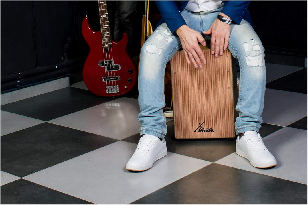 XDrum Cajon El Bajo Bass Port Walnut/Zebrano - Integrierter Bass Port für druckvollen Sound - Tromme