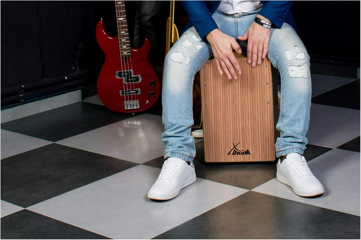 XDrum Cajon El Bajo Bass Port Walnut/Zebrano - Integrierter Bass Port für druckvollen Sound - Tromme