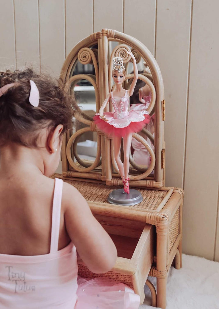 Barbie GHT41 - Barbie Signature Ballet Wishes Puppe, ca. 30 cm gross, mit Tutu, Spitzenschuhen und D