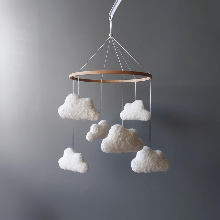 Wolken Baby Mobile aus Bouclé – Handgemachtes Boho Mobile in Neutralfarben – Weisse Deko fürs Babybe
