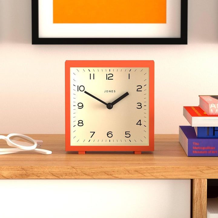 JONES CLOCKS® 'Disco' Schreibtischuhr – Elegantes quadratisches Design in Orange, stilvoll und gut a