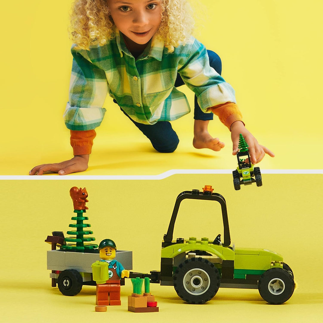 LEGO 60390 City Kleintraktor, Spielzeug-Traktor mit Anhänger, Fahrzeug zum Bauernhof-Set mit Gärtner