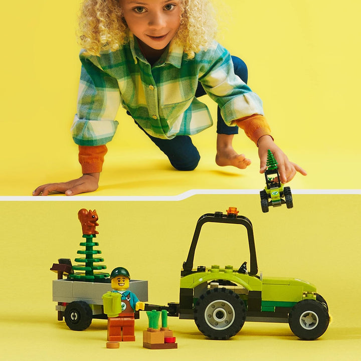 LEGO 60390 City Kleintraktor, Spielzeug-Traktor mit Anhänger, Fahrzeug zum Bauernhof-Set mit Gärtner