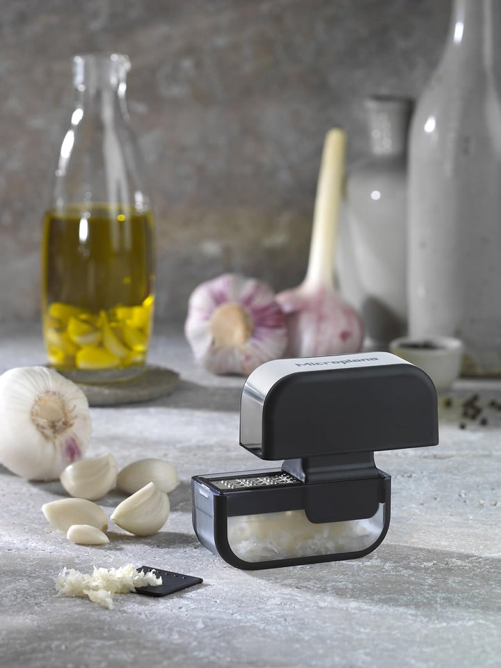 Microplane Knoblauchschneider mit rasiermesserscharfer Edelstahlklinge - Made in USA Schwarz, Schwar