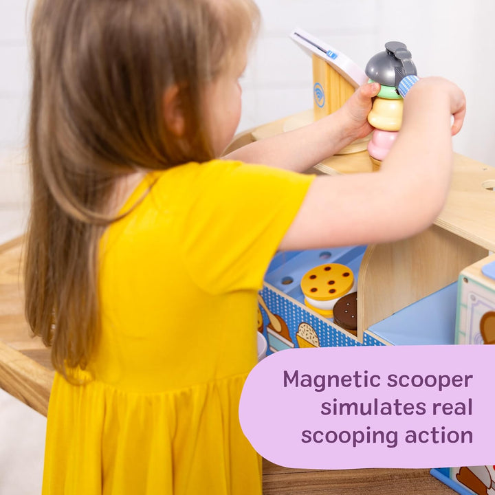 Melissa & Doug - Eiscafé aus Holz, 42-teilig, Eisladen für das Eisdielen-Rollenspiel, Für Kinder ab