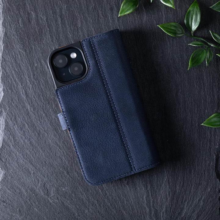 Snakehive Schutzhülle für iPhone 15 - Klapphülle Echte Lederhülle mit Standfunktion - Handmade in Eu