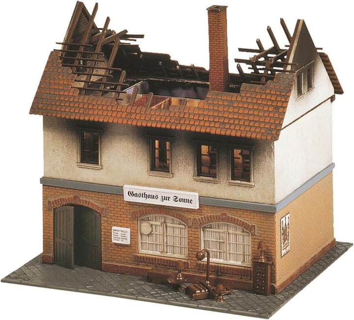 FALLER Brandruine Gasthaus Zur Sonne Modellbausatz mit 114 Einzelteilen 136 x 119 x 119 mm I Modelle