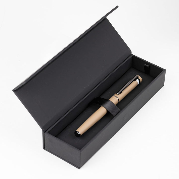 Hugo Boss Loop Iconic Tintenroller aus Messing und Gummi in der Farbe Camel, Länge: 14,6cm, Tintenfa