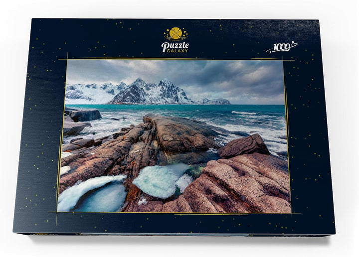 Düsterer Frühlingsblick auf die Lofoteninseln. Schneeschmelzen im Flakstadpollen Fjord - Premium 100
