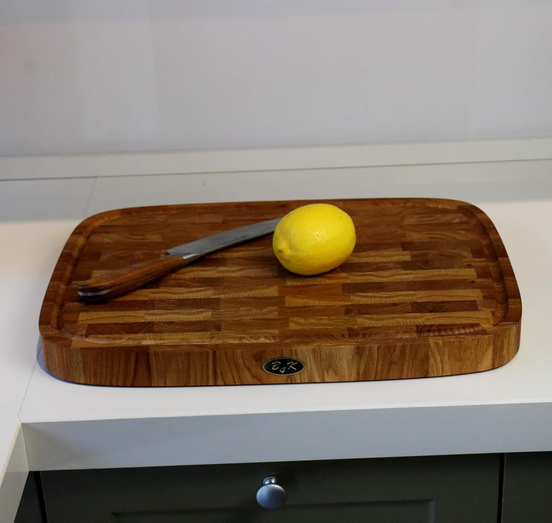 B4K® 50x35x4cm Küchenbrett aus Eiche Stirnholz | Antibakterielles Hirnholzbrett mit Griffen, Silikon