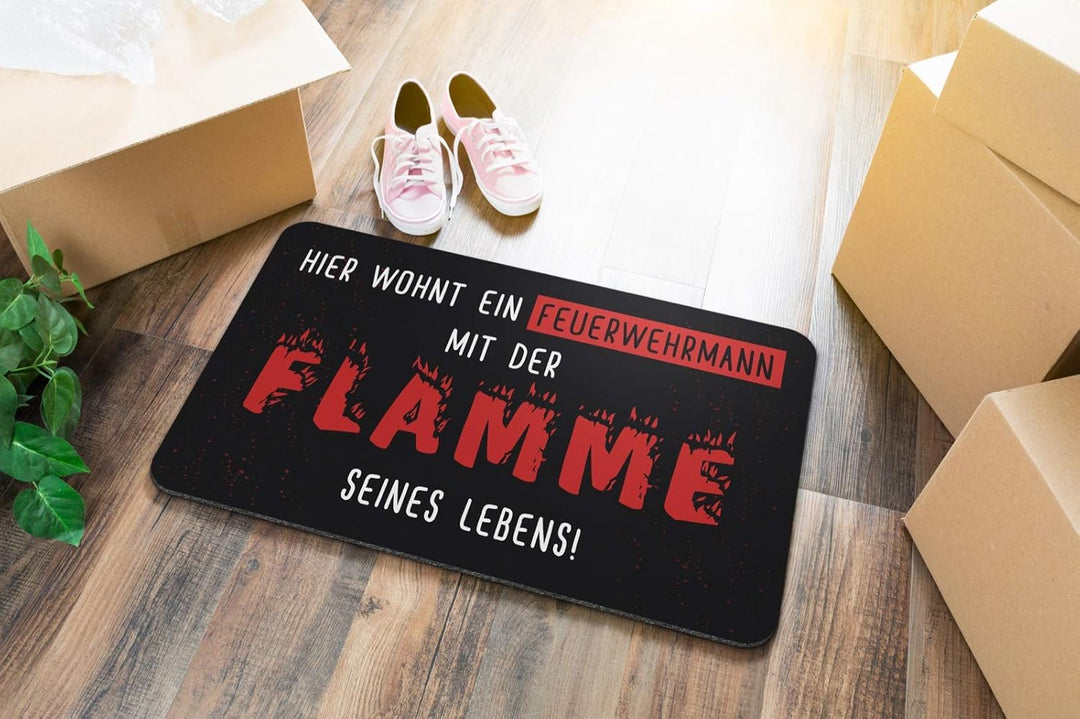 Tassenbrennerei Fussmatte mit Spruch Hier wohnt EIN Feuerwehrmann mit der Flamme seines Lebens - was
