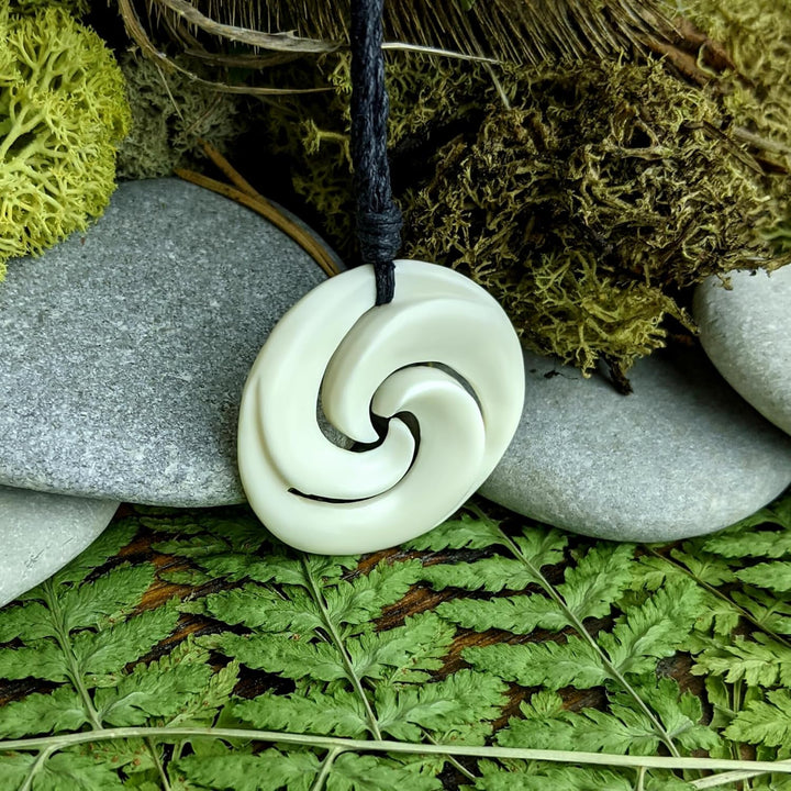 81stgeneration Damen Herren Handgeschnitzte Knochen Maori Dreifach Koru Spiral Anhänger Halskette