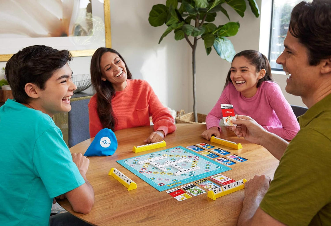 Mattel Games Scrabble Pokémon-Brettspiel, Familienwortspiel mit Zwei Spielmöglichkeiten, enthält 50
