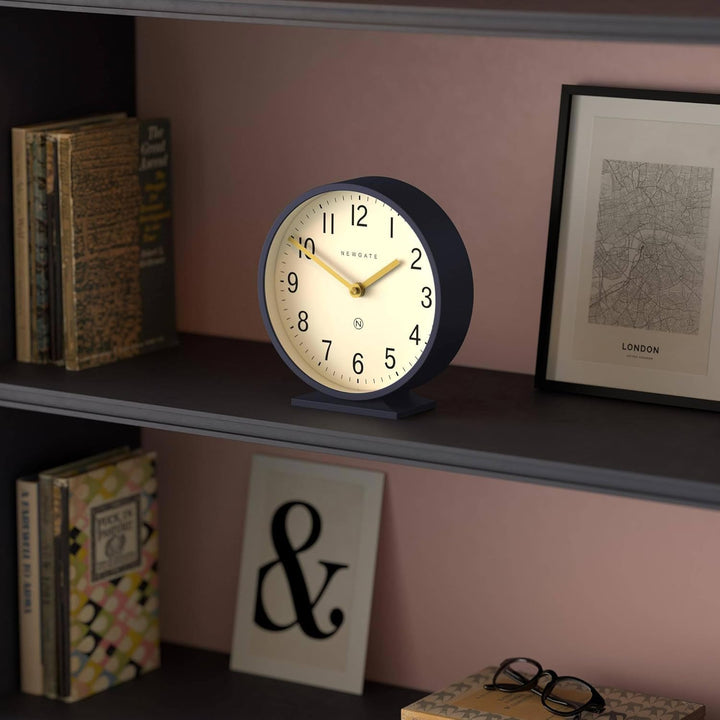 NEWGATE® Q Kaminsims Uhr | Moderne Klassische runde kaminuhr | Marineblau | Zeitgenössischer Stil fü