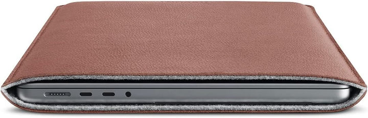 WOOLNUT Schutzhülle für MacBook Pro 14 – Laden in der Hülle – Vollnarbenleder, Innenseite aus Wollfi