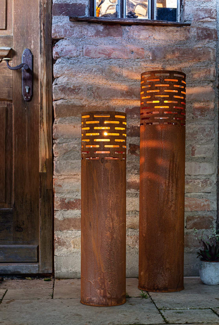 Dekoleidenschaft 2 Windlicht-Säulen aus Metall im Rost Design, 75 + 95 cm hoch, Garten-Laterne, Kerz