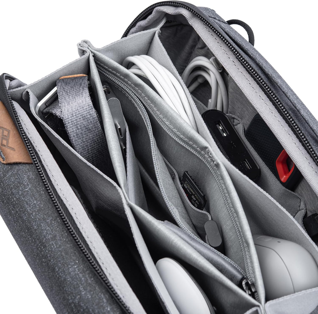 Peak Design Tech Pouch Charcoal Organizer-Tasche für Smartphones, Kabel etc. (Dunkelgrau)