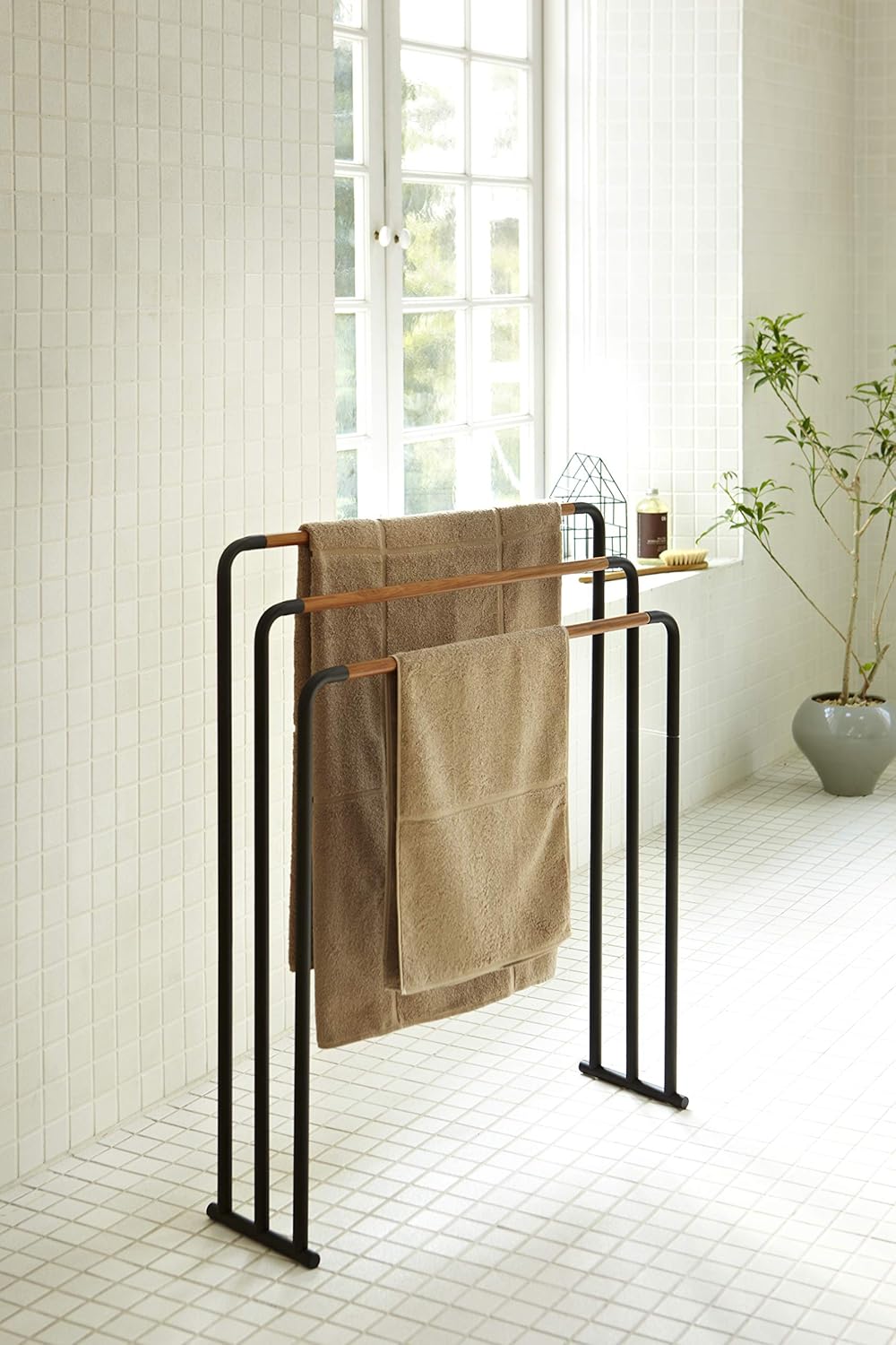 Yamazaki 7468 PLAIN Handtuchhalter, schwarz, Stahl/Holz, minimalistisch, 70 x 19 x 83 cm, Schwarz
