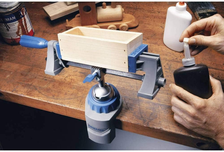 Dremel 2500 Multi Vise - Multi Schraubstock (mit Abnehmbare Soft-Spannbacken und Werkzeugständer-Ada