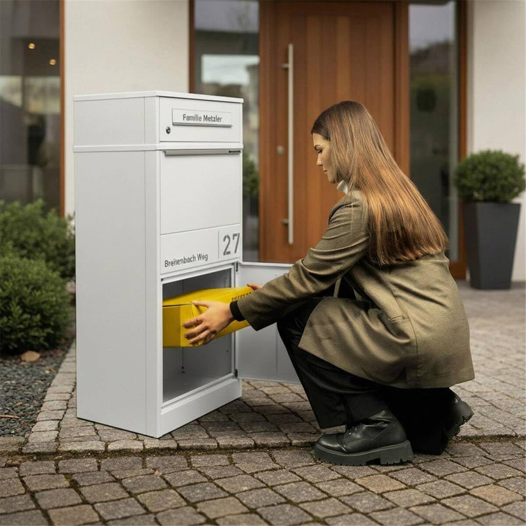 Metzler Paketbox draussen gross in Weiss RAL9016 - Briefkasten mit Paketfach personalisiert mit Grav