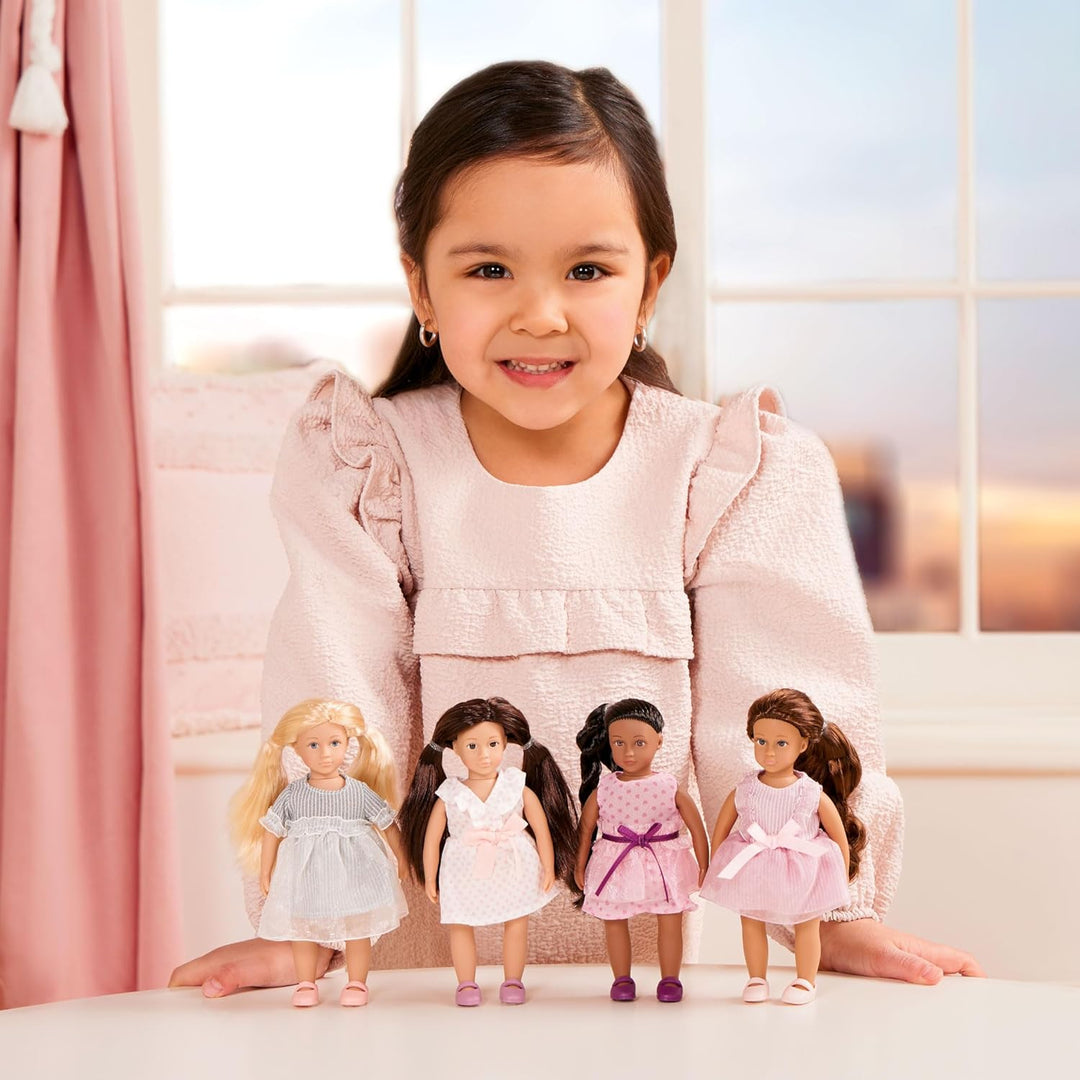 Lori – 4 Kleine Puppen – 15 cm Mini Puppen mit modischen Outfits – mit Puppenzubehör & Puppenkleidun