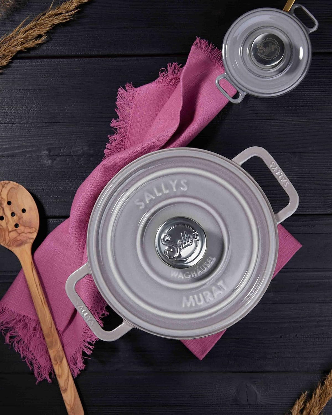 Sallys 'Murat' Gourmet Gusseisentopf inklusiv Inspirations-Kochheft mit Deckel, emaillierte Beschich