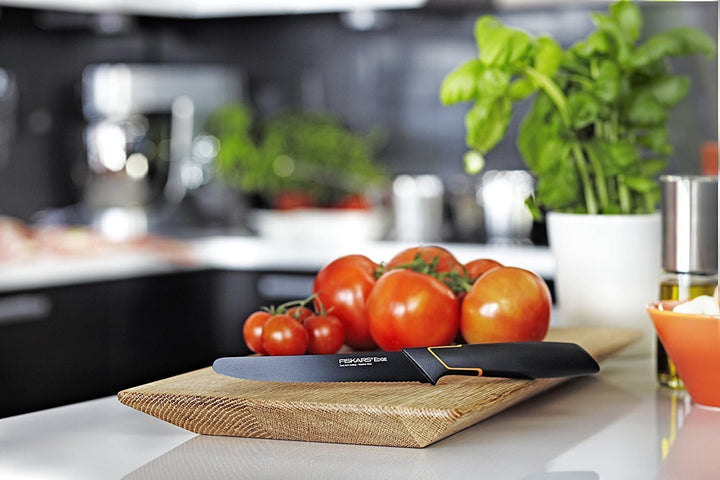 Fiskars Tomatenmesser, Modernes Design, Gezahnte Klinge, Gesamtlänge: 25 cm, Qualitätsstahl/Kunststo