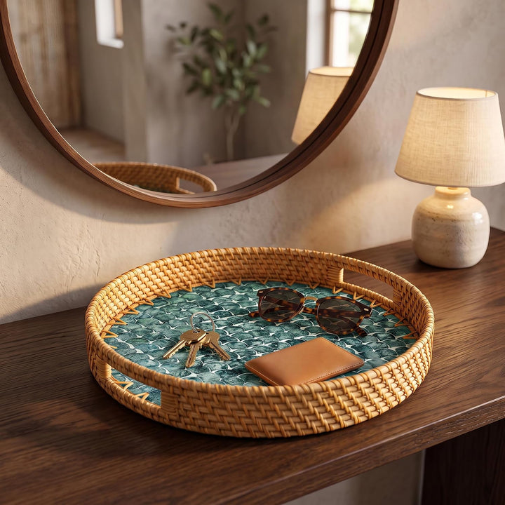 JUNGLE CULTURE Rattan Serviertablett rund 30 cm mit Perlmutt – Cascade • Coastal Boho • Handgefertig