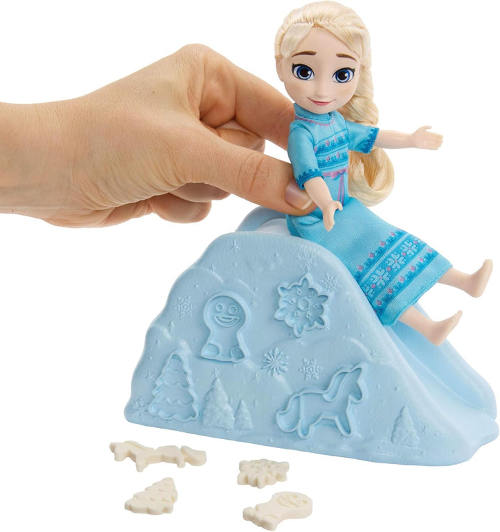 Mattel Spielzeug aus Disney „Die Eiskönigin“, Puppe (14 cm) der Jungen ELSA im Nachthemd mit Knete,