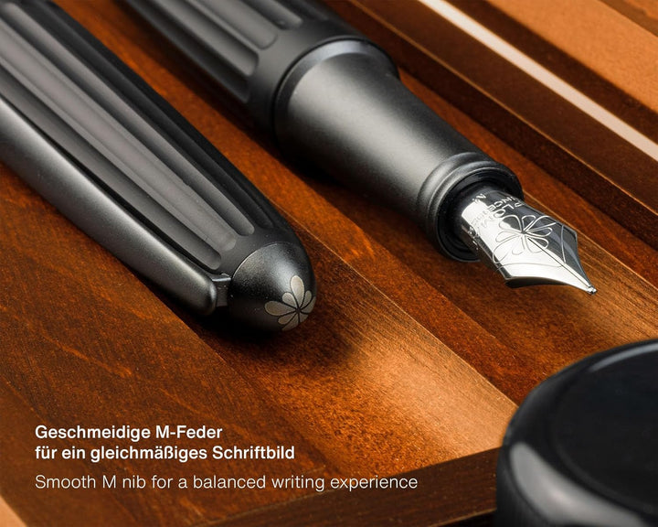 Diplomat Aero Füllhalter in schwarz mit Edelstahlfeder M und farblich perfekt passender Füllhalterti