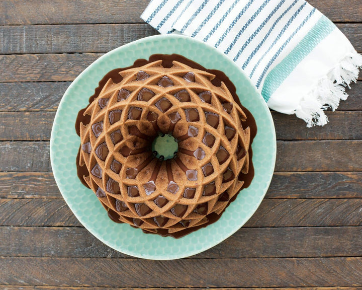 Nordic Ware Backform - Gugelhupf - Napfkuchen " Jubilee " in Gold mit filigranem Design für echte Ba